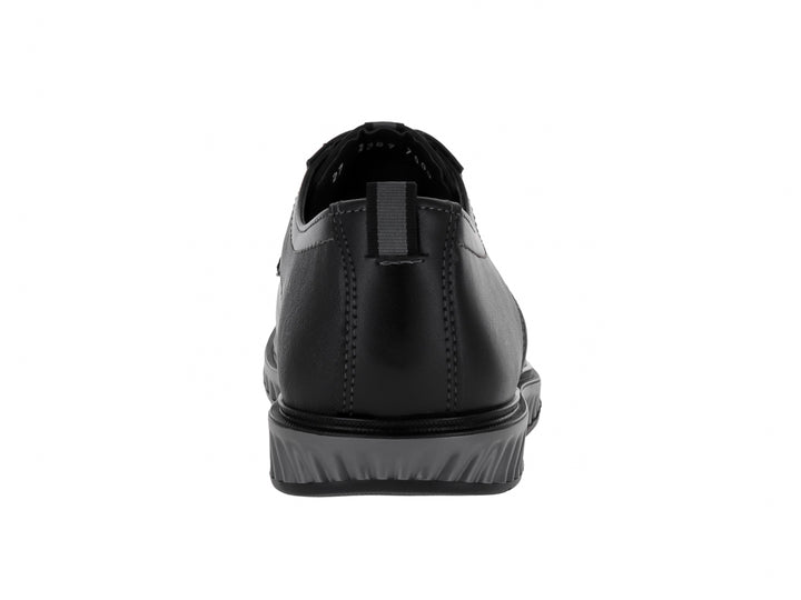 Zapato casual para hombre en color negro con suela gris y cierre de cordones.