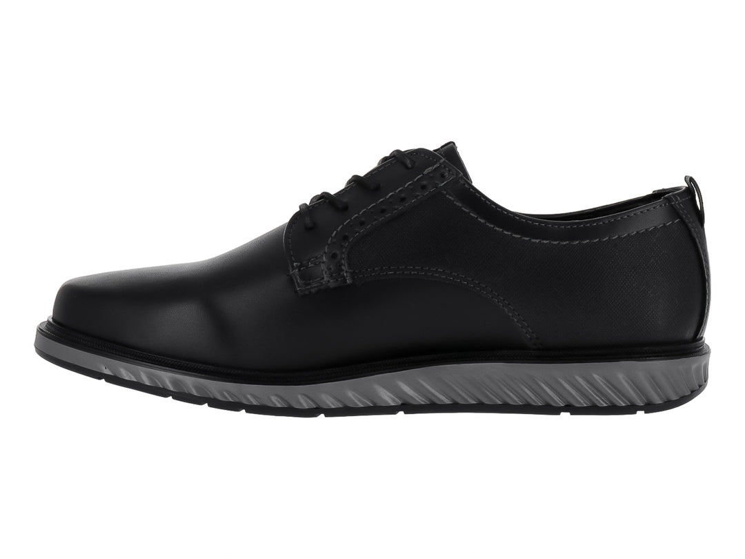 Zapato casual para hombre en color negro con suela gris y cierre de cordones.