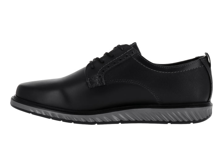 Zapato casual para hombre en color negro con suela gris y cierre de cordones.