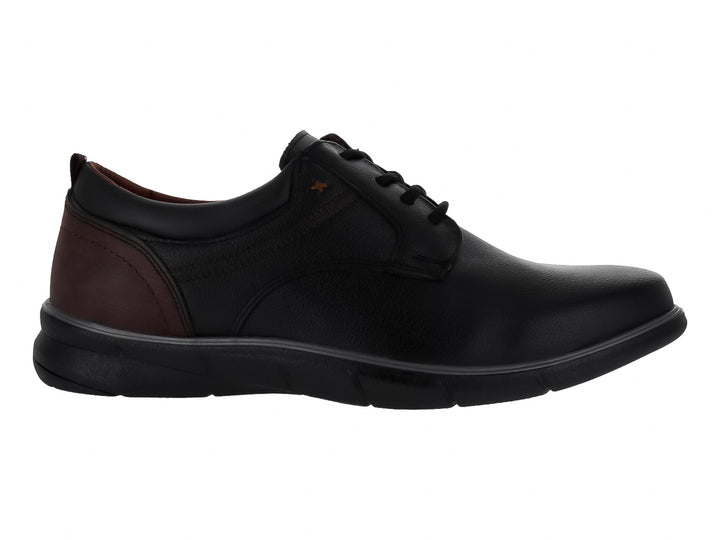 Zapato casual color negro con detalle café en el talón y cordones negros.