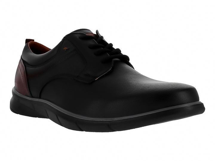 Zapato casual color negro con detalle café en el talón y cordones negros.