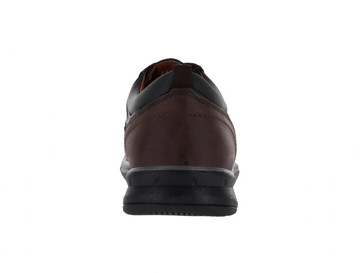 Zapato casual color negro con detalle café en el talón y cordones negros.