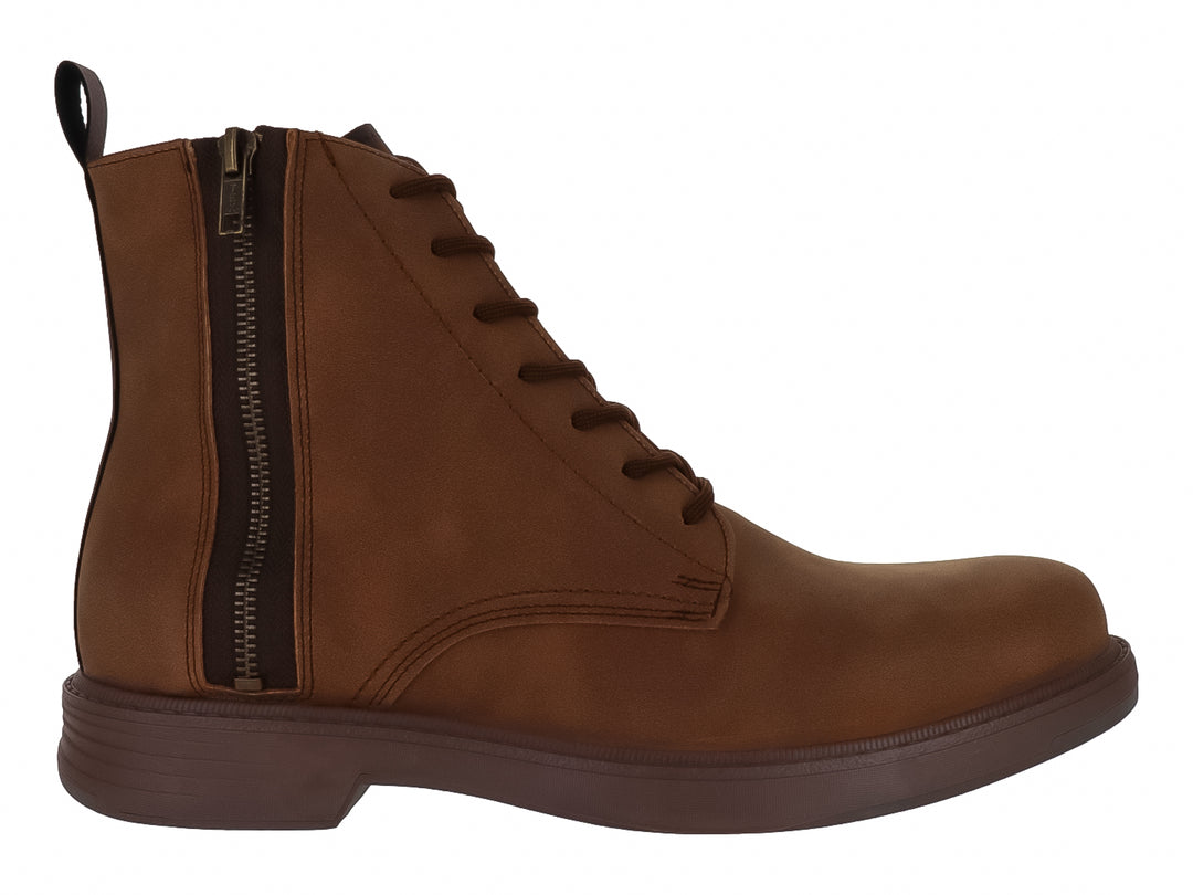 Bota casual color camel con cordones y cierre lateral en material sintético.