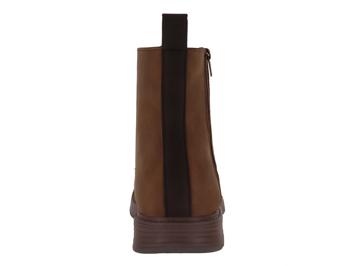 Bota casual color camel con cordones y cierre lateral en material sintético.