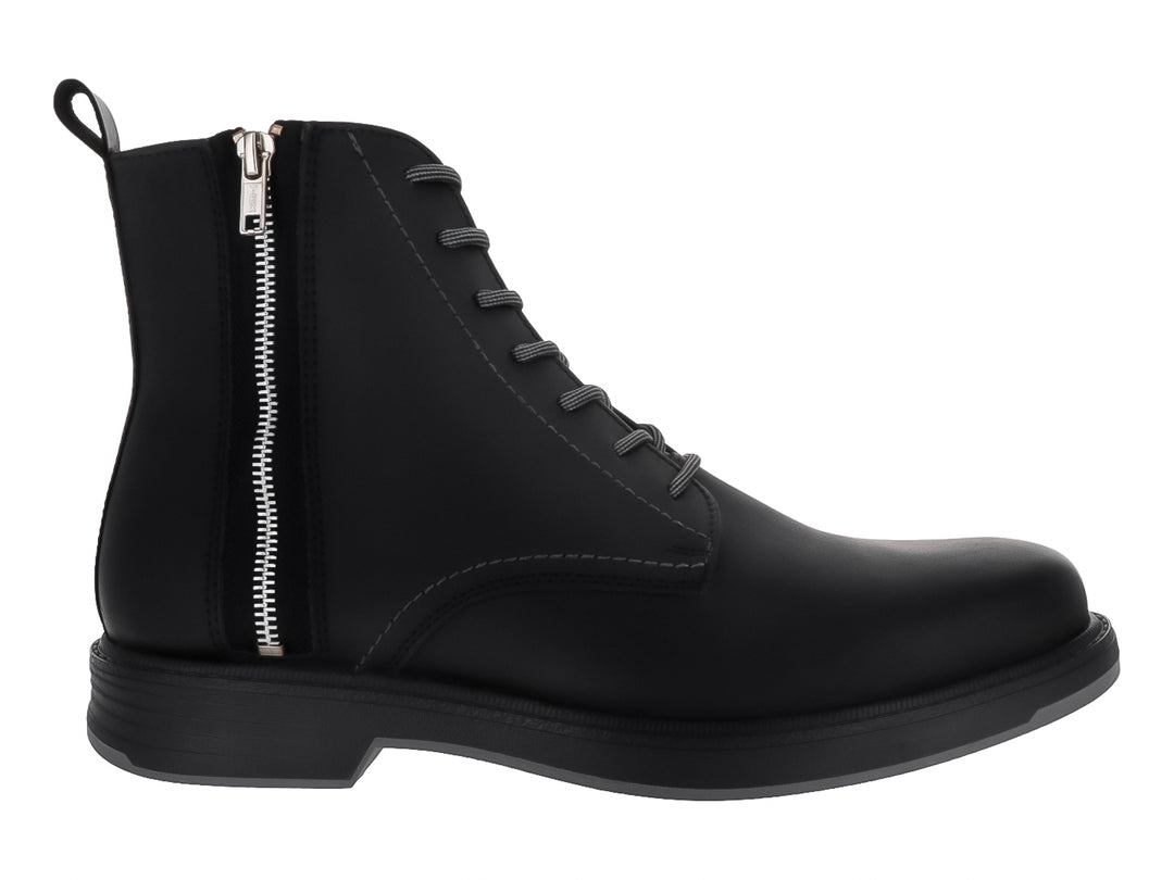 Bota negra de cuero con agujetas y cierre lateral plateado.
