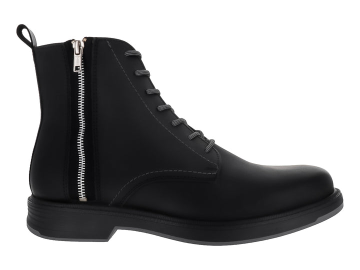 Bota negra de cuero con agujetas y cierre lateral plateado.