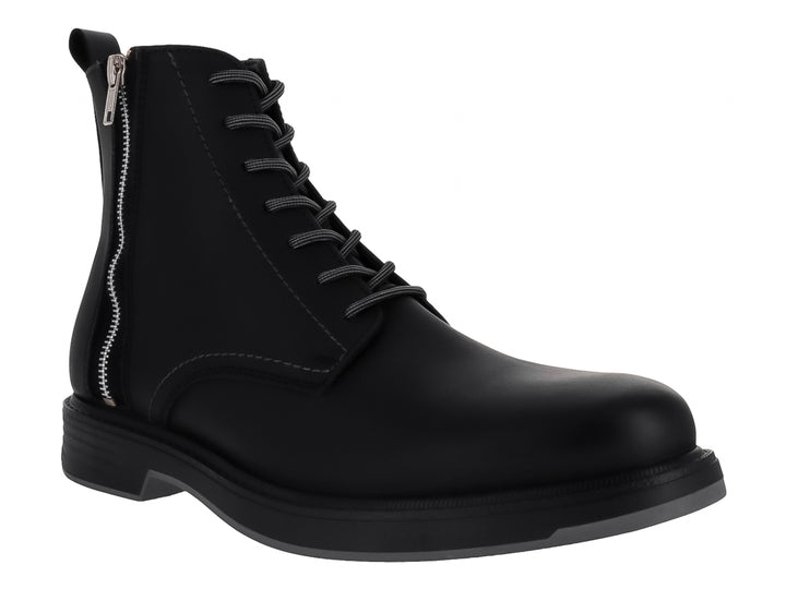 Bota negra de cuero con agujetas y cierre lateral plateado.