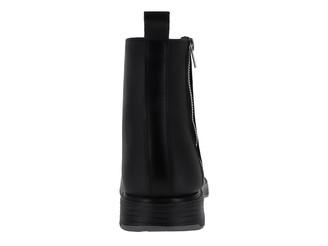 Bota negra de cuero con agujetas y cierre lateral plateado.