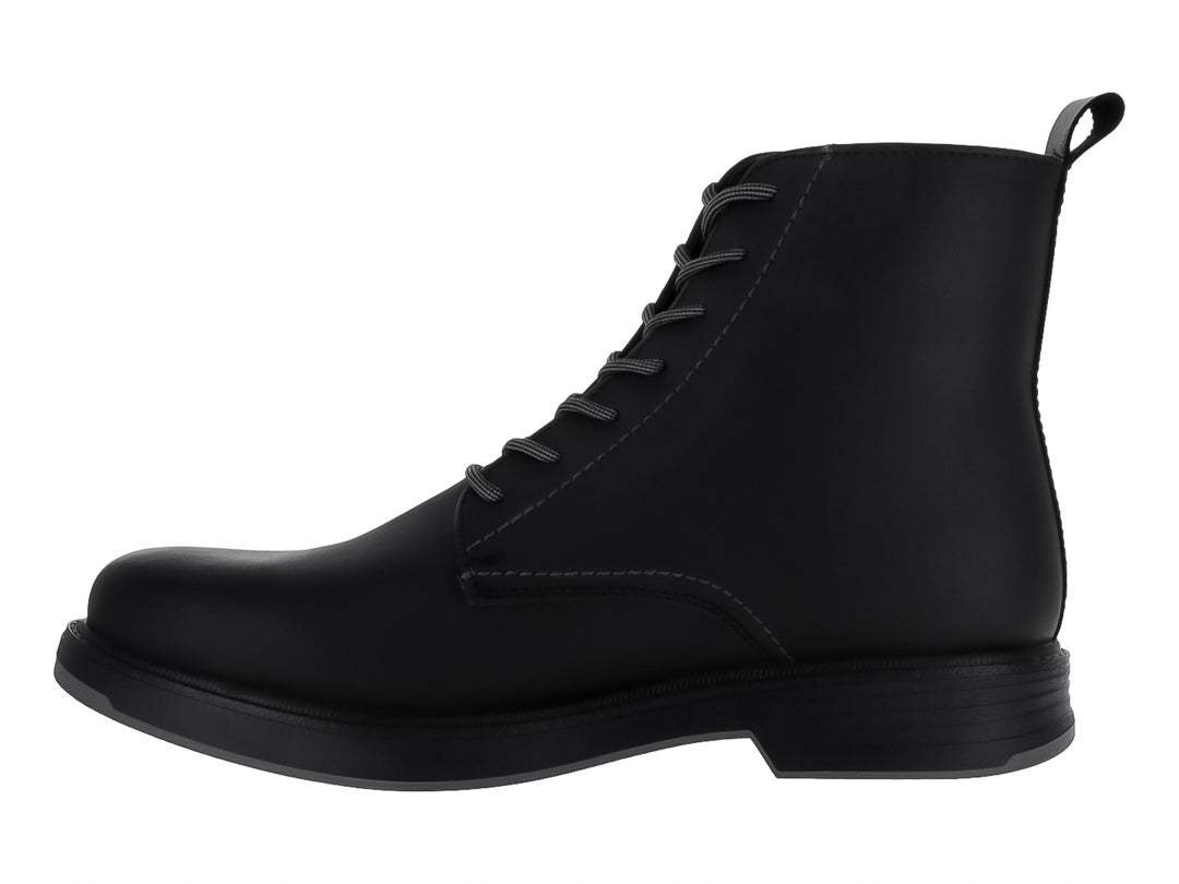 Bota negra de cuero con agujetas y cierre lateral plateado.
