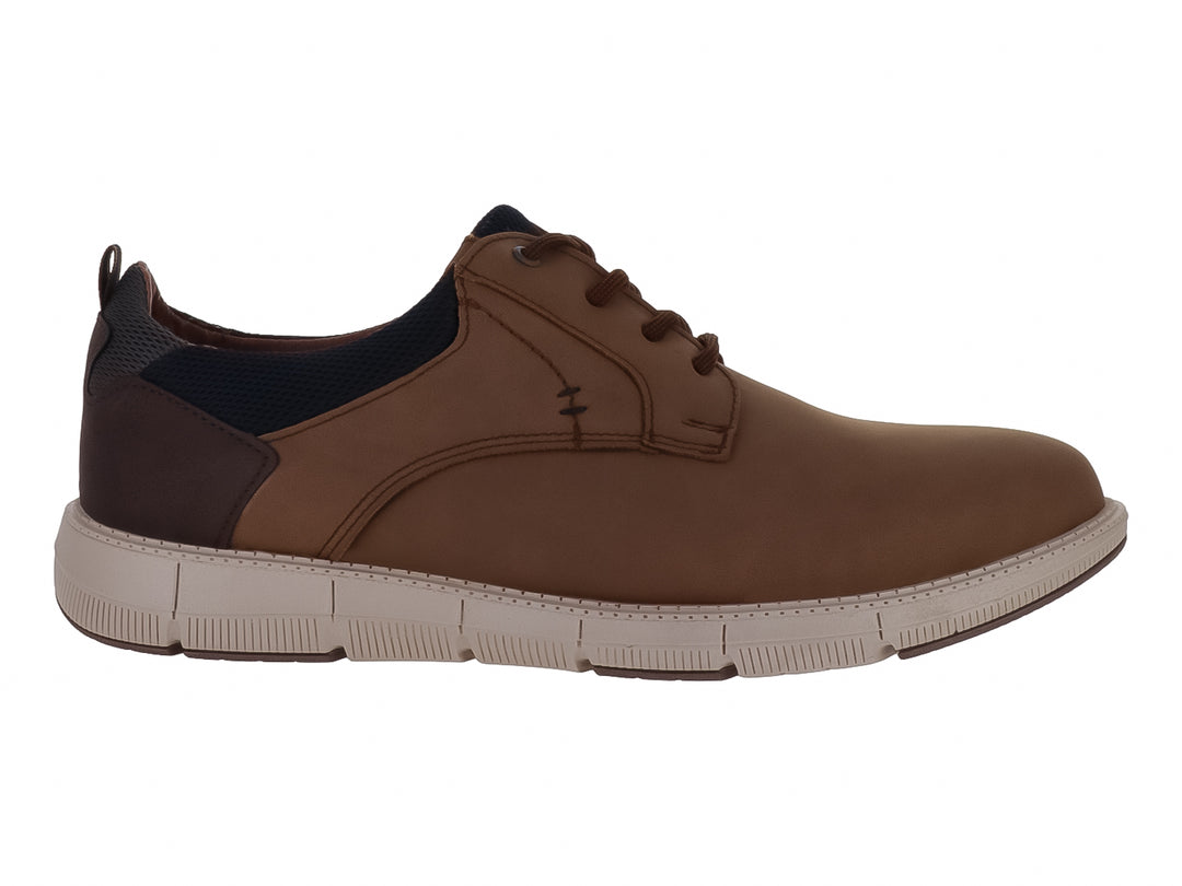 Zapato casual color camel con suela blanca y detalles en marrón oscuro.