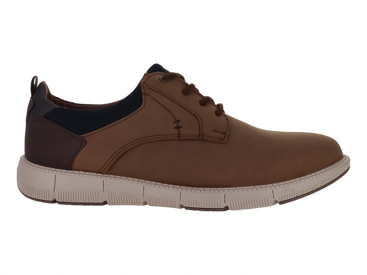 Zapato casual color camel con suela blanca y detalles en marrón oscuro.