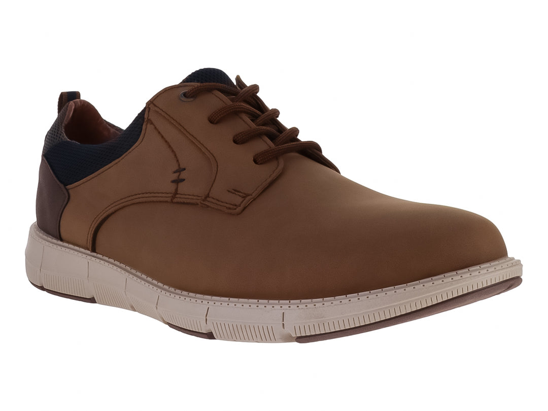 Zapato casual color camel con suela blanca y detalles en marrón oscuro.