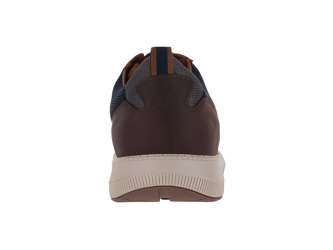 Zapato casual color camel con suela blanca y detalles en marrón oscuro.