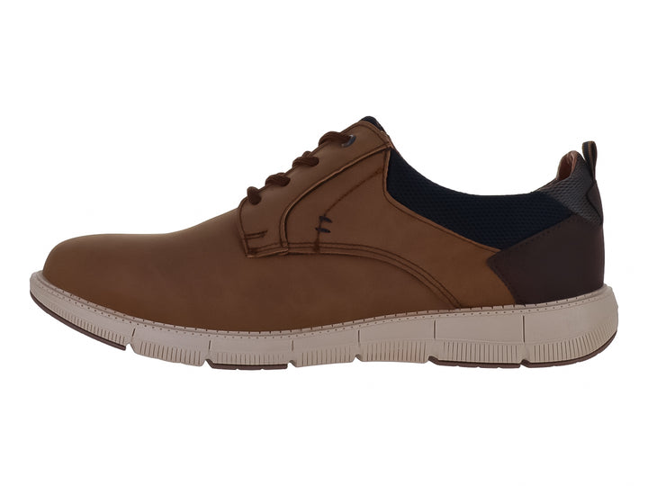 Zapato casual color camel con suela blanca y detalles en marrón oscuro.