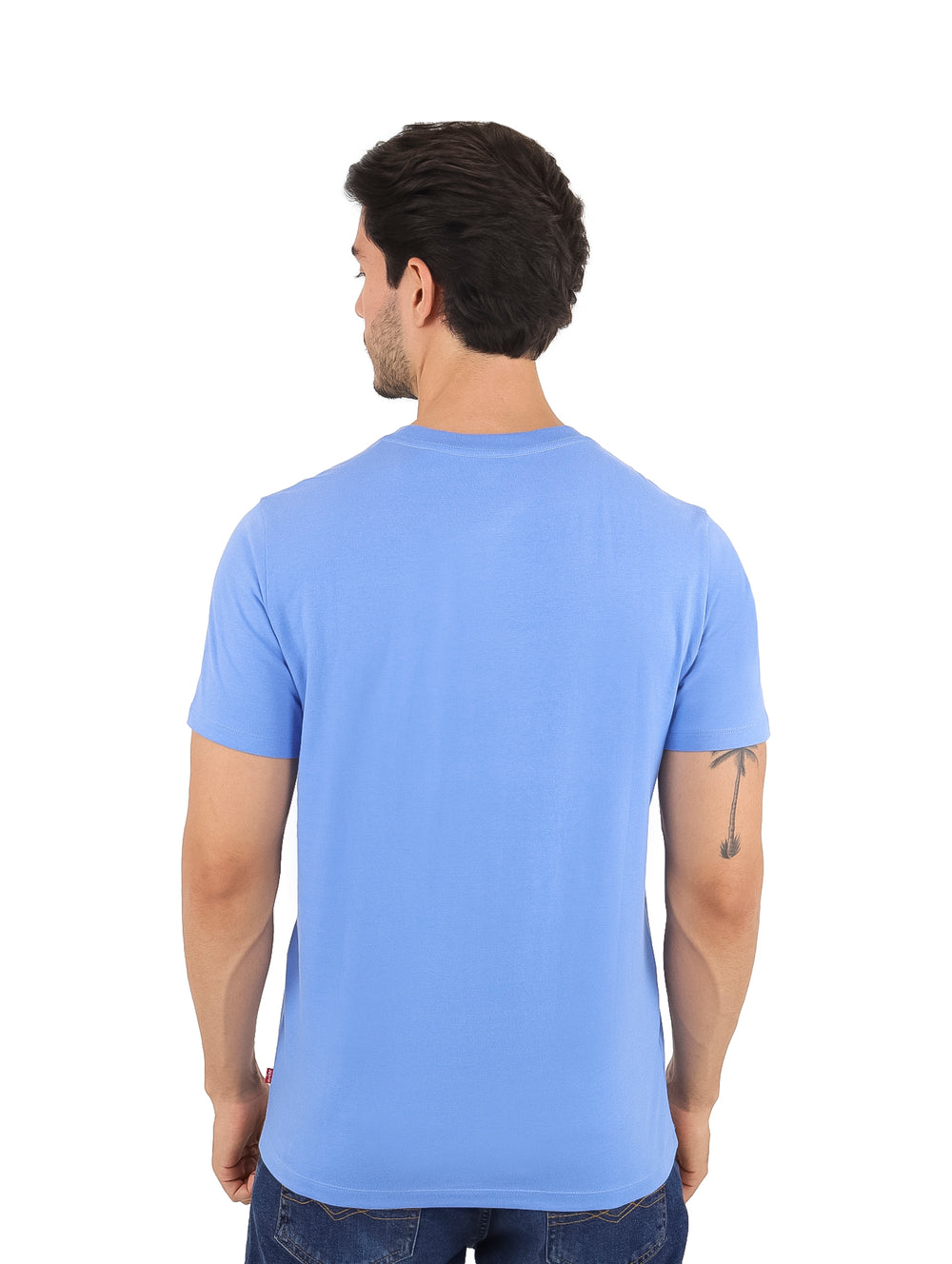 Hombre vistiendo una camiseta de manga corta color azul con estampado gráfico en el pecho.