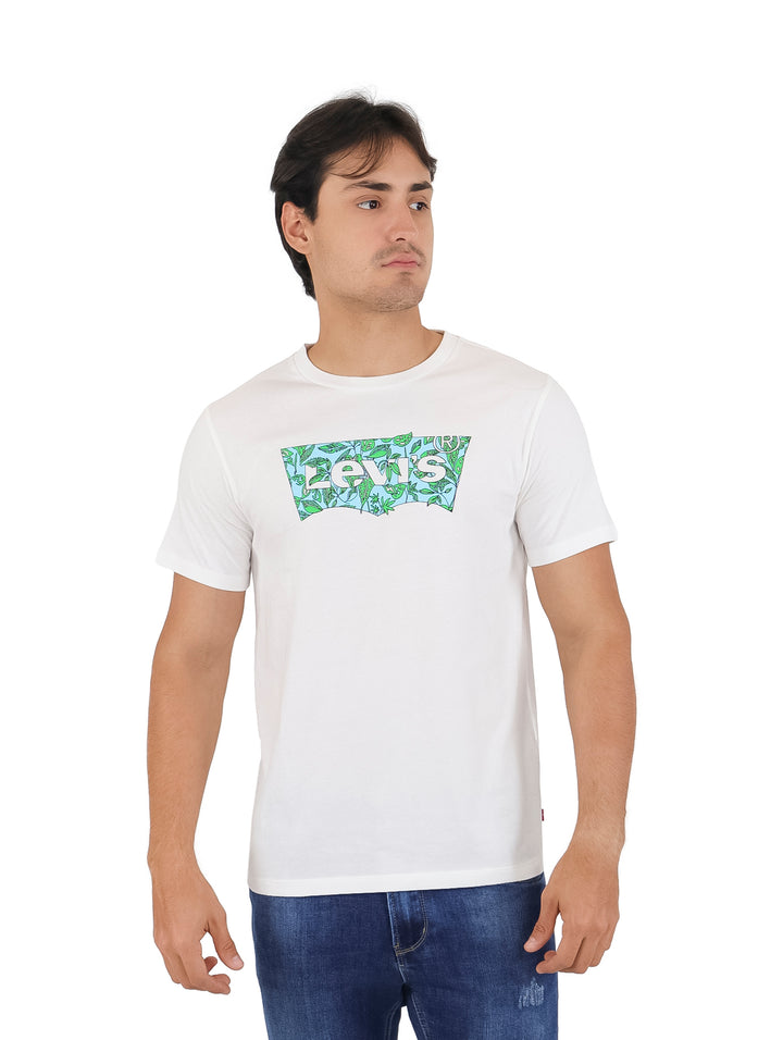 Hombre vistiendo playera blanca de manga corta con logotipo floral de Levi&