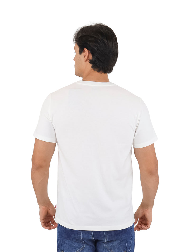 Hombre vistiendo playera blanca de manga corta con logotipo floral de Levi&