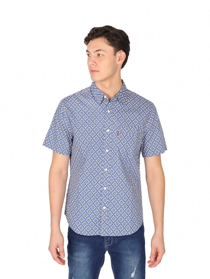 Hombre vistiendo camisa Levi&