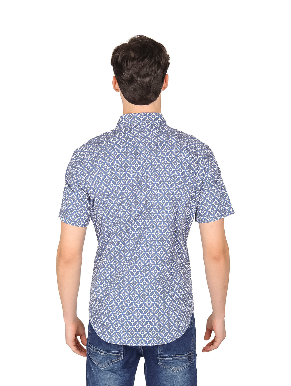 Hombre vistiendo camisa Levi's de manga corta en color azul con estampado geométrico blanco y bolsillo frontal.