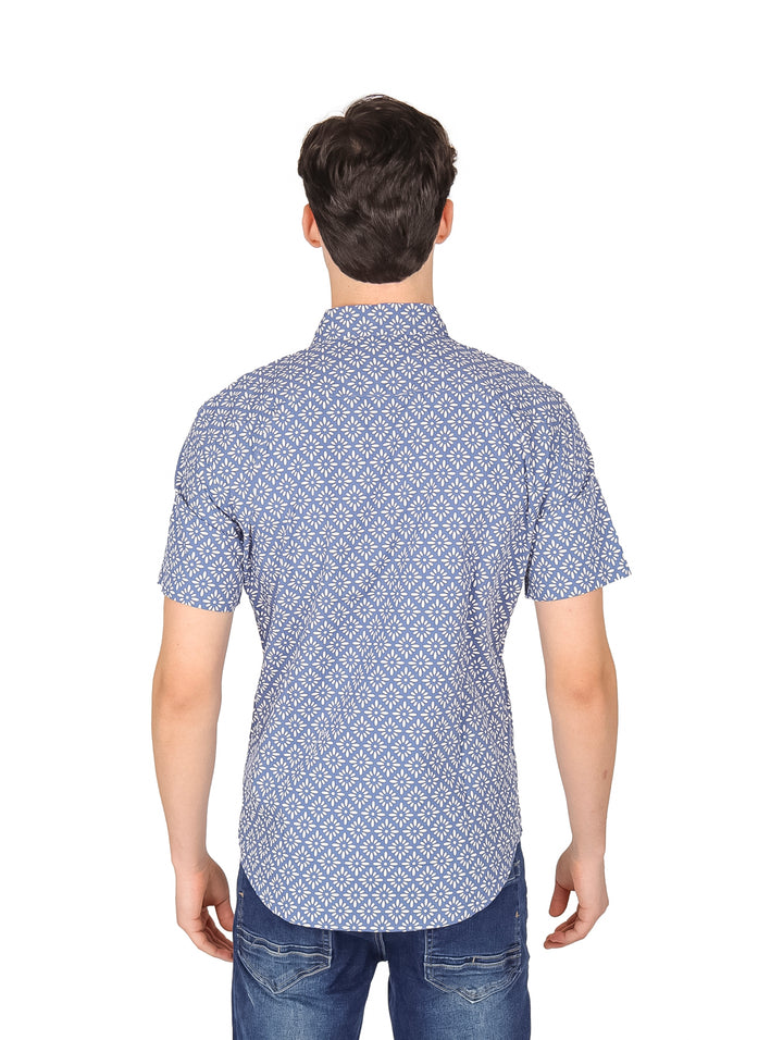 Hombre vistiendo camisa Levi&