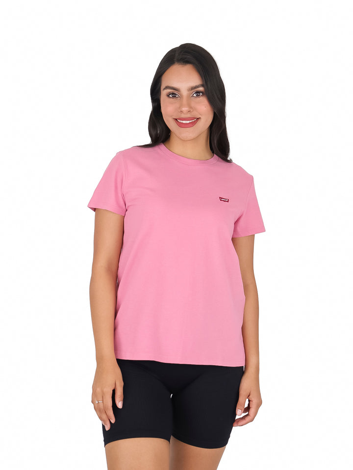 Mujer vistiendo una camiseta rosa de manga corta marca Levi&