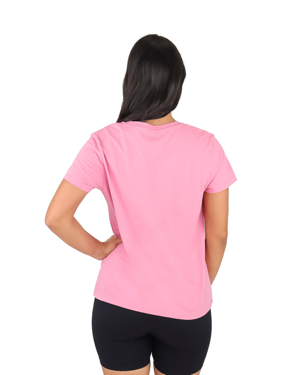 Mujer vistiendo una camiseta rosa de manga corta marca Levi&