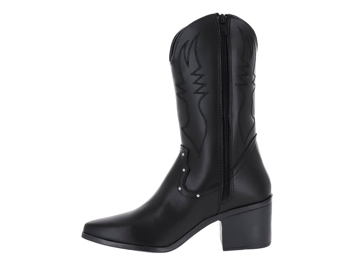 Botín negro estilo vaquero con tacón cuadrado y detalles bordados en el cuerpo.