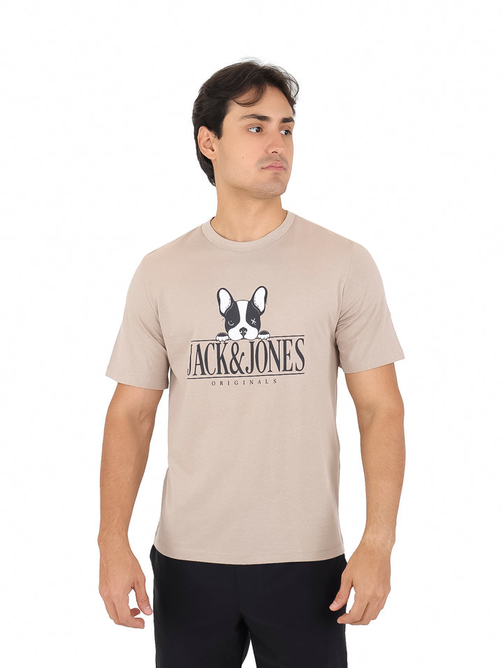 Hombre vistiendo camiseta beige de manga corta con estampado de perro y texto Jack &amp; Jones