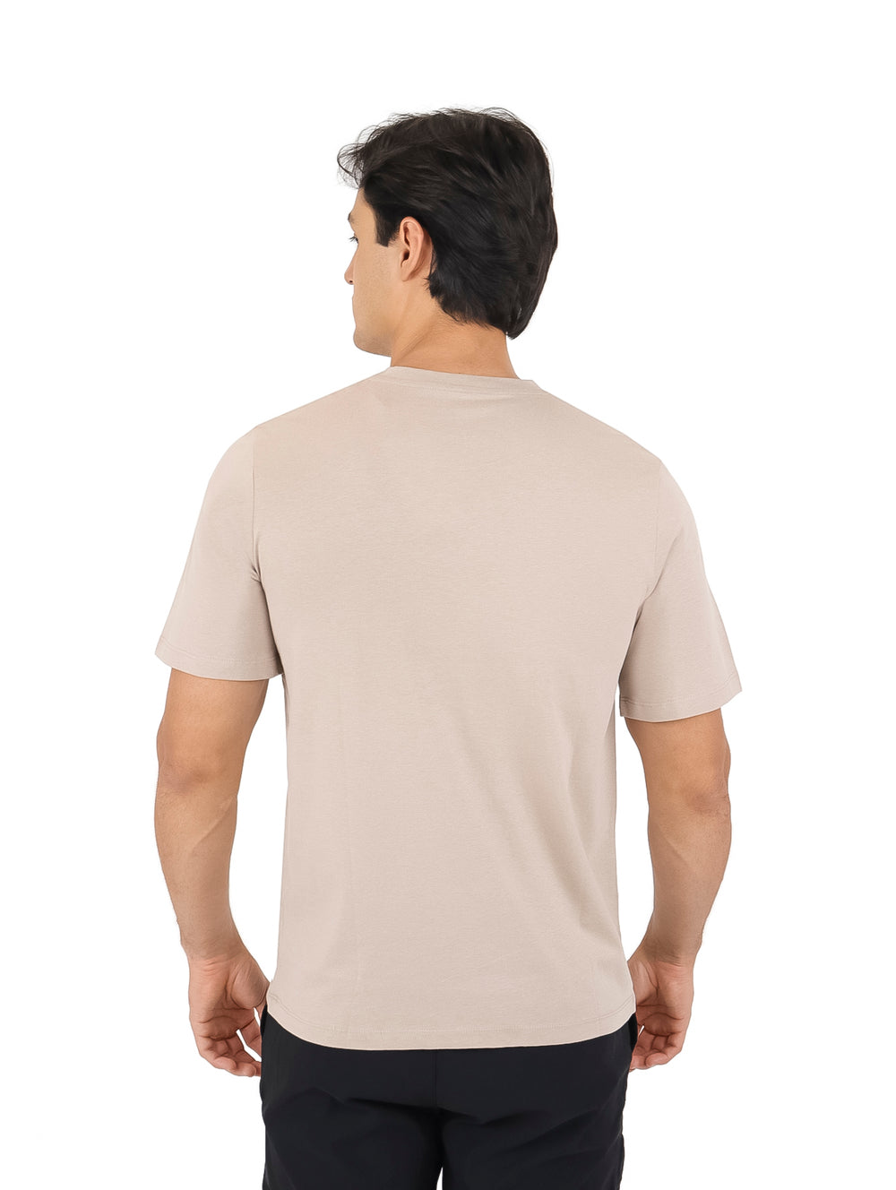 Hombre vistiendo camiseta beige de manga corta con estampado de perro y texto Jack & Jones