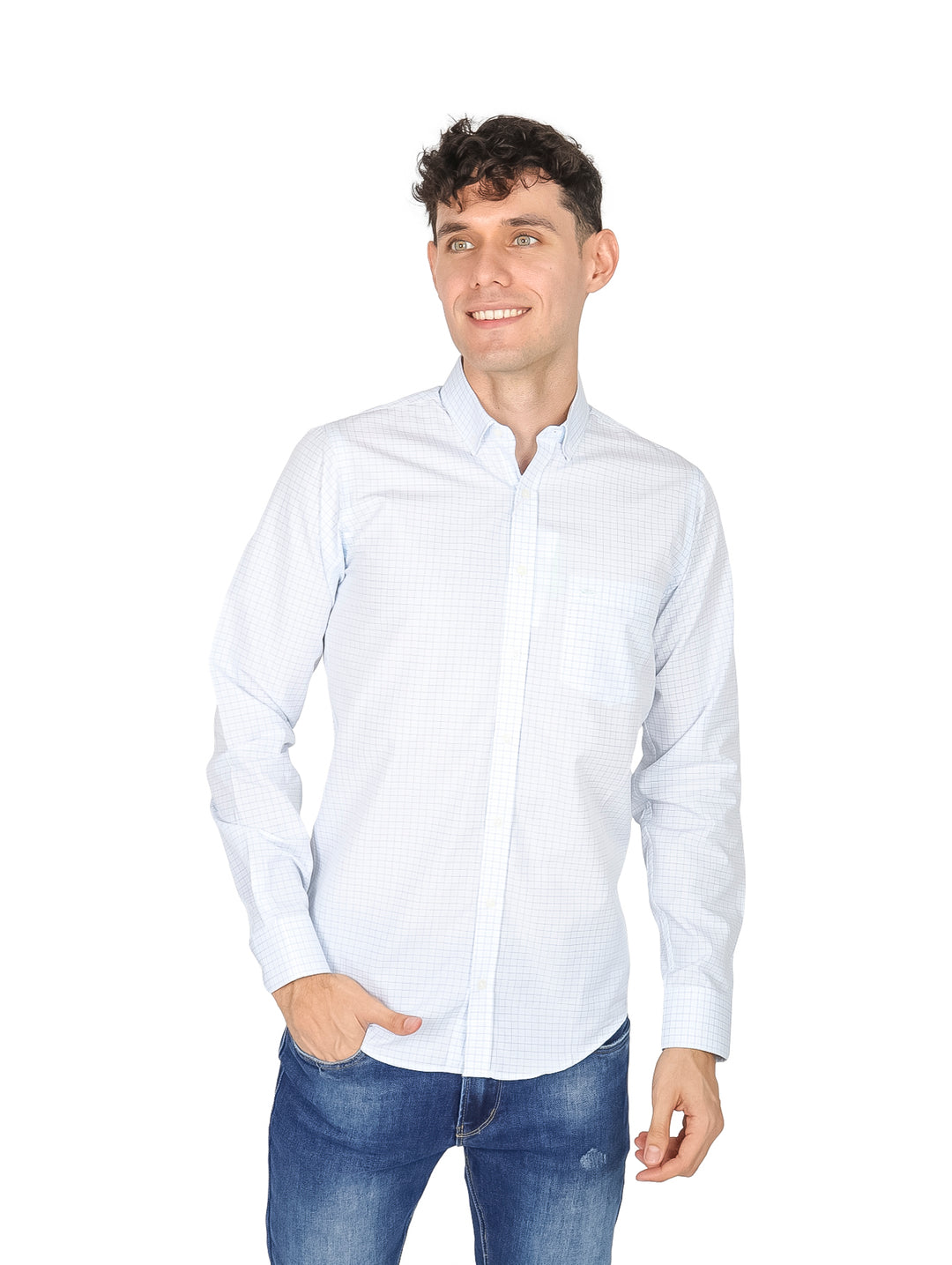 Hombre vistiendo una camisa de manga larga color menta con patrón de cuadros pequeños y jeans azules.