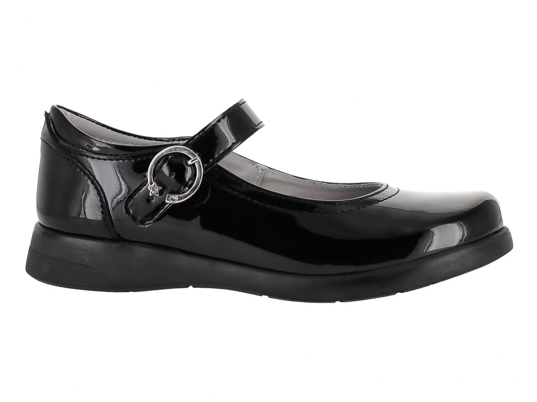 Zapato escolar negro de charol con correa y hebilla plateada.