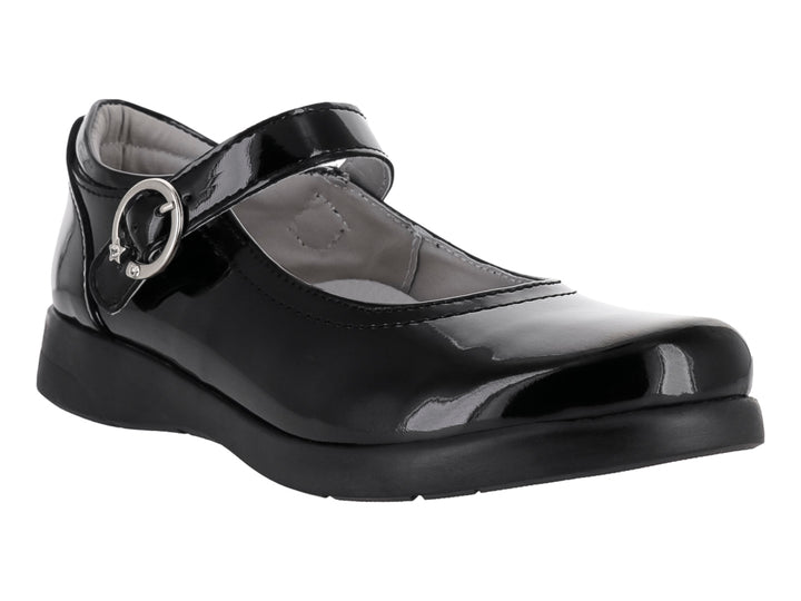 Zapato escolar negro de charol con correa y hebilla plateada.