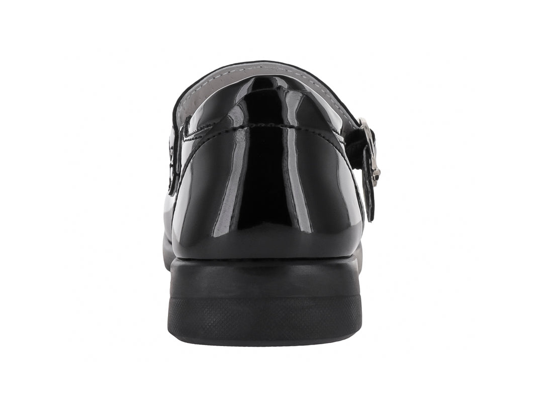 Zapato escolar negro de charol con correa y hebilla plateada.