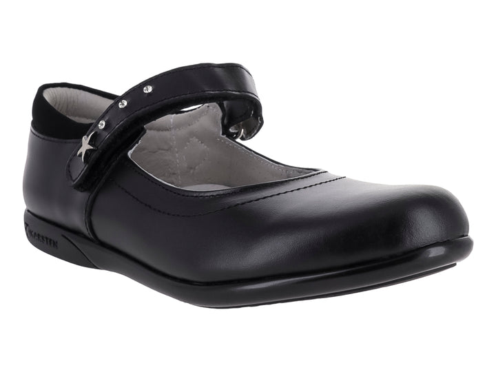 Zapato negro de piel para niña con correa y detalle de estrella plateada.