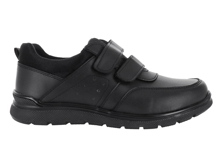 Zapato infantil color negro con cierre de velcro y suela negra.