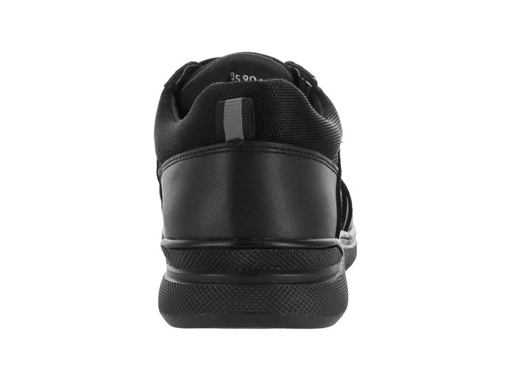 Zapato infantil color negro con cierre de velcro y suela negra.