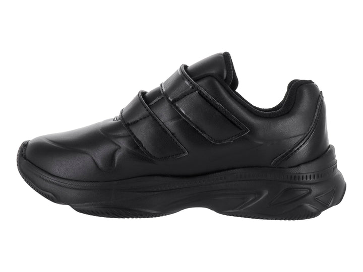 Zapato deportivo negro para niño con cierre de velcro y suela robusta sobre fondo blanco.