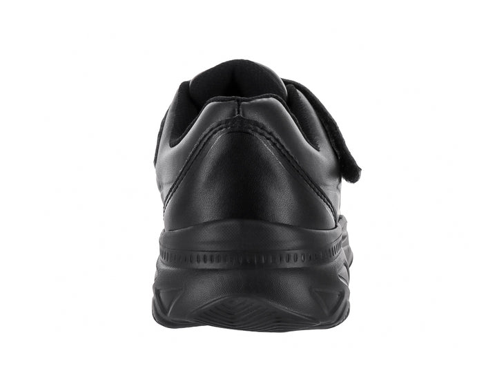 Zapato deportivo negro para niño con cierre de velcro y suela robusta sobre fondo blanco.
