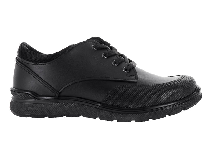 Zapato negro para niño de material sintético con cordones y suela negra.