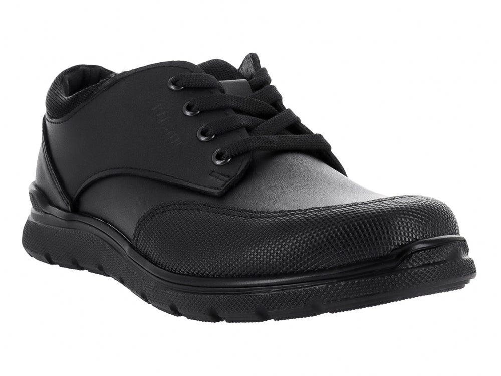 Zapato casual negro para niño con cordones y suela robusta sobre fondo blanco.