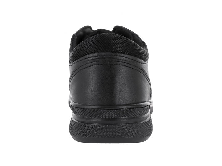 Zapato casual negro para niño con cordones y suela robusta sobre fondo blanco.