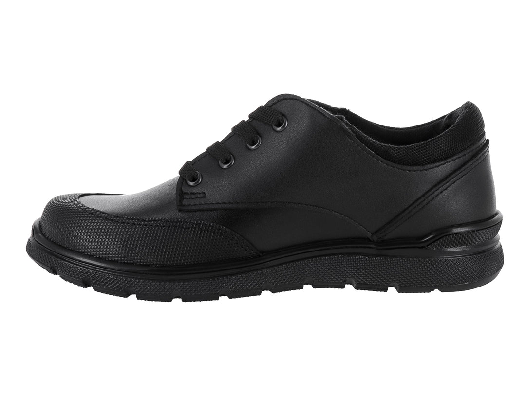 Zapato casual negro para niño con cordones y suela robusta sobre fondo blanco.