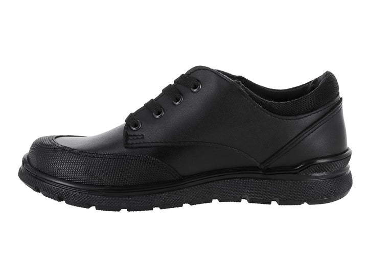 Zapato casual negro para niño con cordones y suela robusta sobre fondo blanco.
