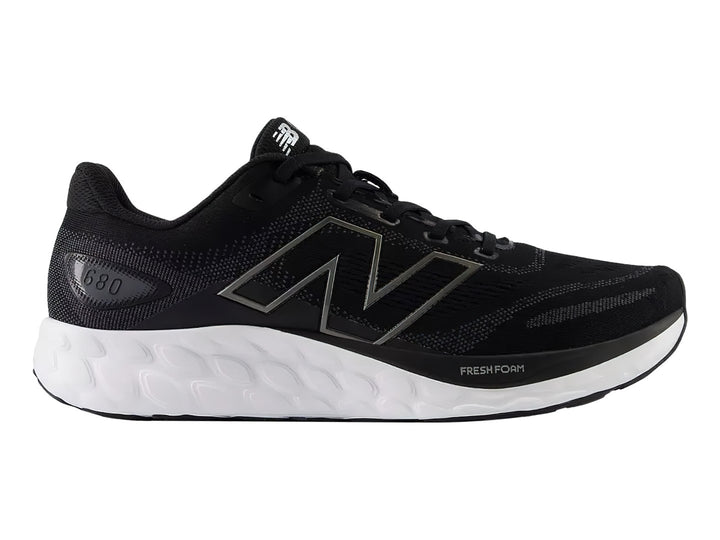 Tenis deportivos New Balance color negro con suela blanca y detalles en gris.