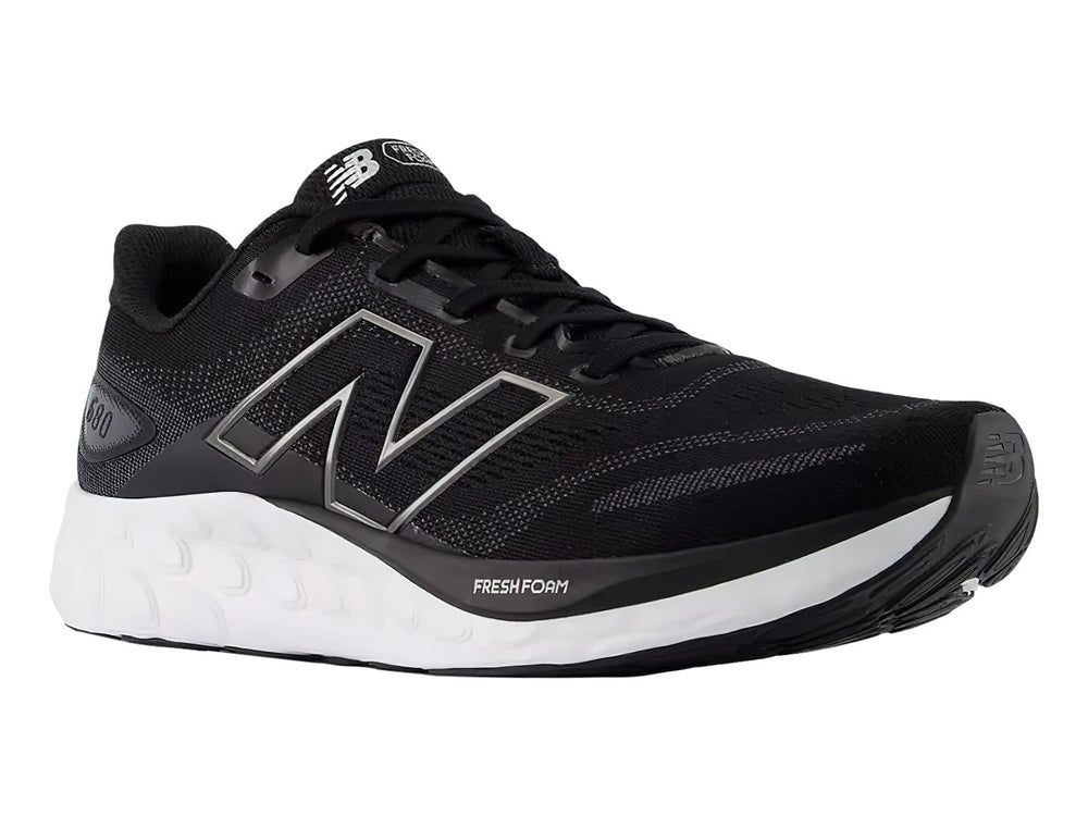 Tenis deportivos New Balance color negro con suela blanca y detalles en gris.