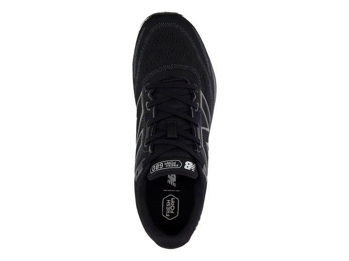 Tenis deportivos New Balance color negro con suela blanca y detalles en gris.