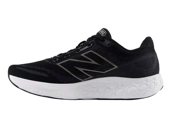 Tenis deportivos New Balance color negro con suela blanca y detalles en gris.