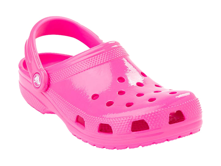Zueco Crocs color rosa neón brillante con correa ajustable y orificios de ventilación.