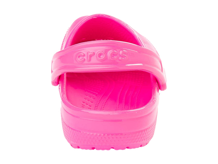 Zueco Crocs color rosa neón brillante con correa ajustable y orificios de ventilación.