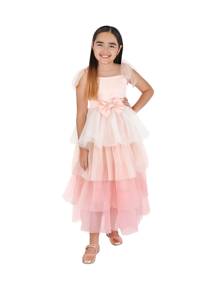 Vestido para niña con degradado de blanco a rosa, cuerpo de satín y falda de tul con moño en la cintura.